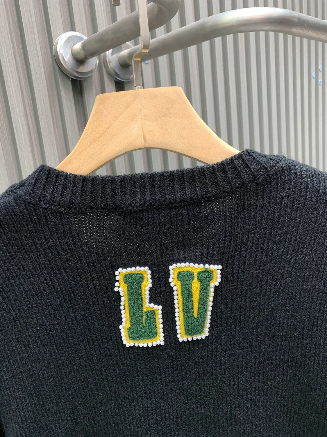 🅿️420 🀄️ Louis Vuitton's 2025 autumn and winter new knitted pullover. It is equipped with heavy-duty high-end personalized LOGO embroidery technology. The logo is surrounded by a circle of pearls. It is handmade. Unique design and meticulous workmanship. Perfect high-end customization. Made of 60% wool blended wool. The ribs are 26/2 1*1 stretch ribs. The fabric is dyed in the same vat. It feels very comfortable. The version design is avant-garde and fashionable. It adopts double waistcoat method. Stylish upper body, three-dimensional upper body, exquisite stitching, fine workmanship, very textured, same style as Internet celebrity stars, collar label, hang tag, wash mark, exclusive packaging bag, complete with three labels